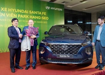 박항서 감독, 베트남서 현대차 싼타페 탄다