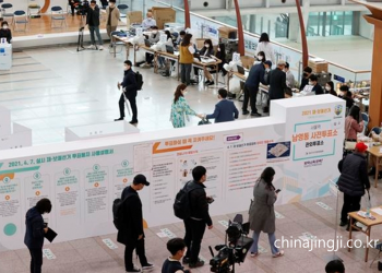 재보선 사전투표율 20.54% (서울 21.95%, 부산 18.65%)