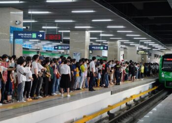 베트남 메트로 많은 시민이 호응 그러나 사회적거리는?