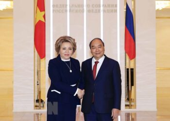 응우옌 쑤언 푹 주석, 러시아 총리 마트비옌코 상원의장과 회담