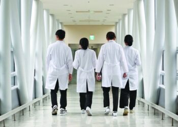 베트남으로 몰리는 한국 의사들 왜?